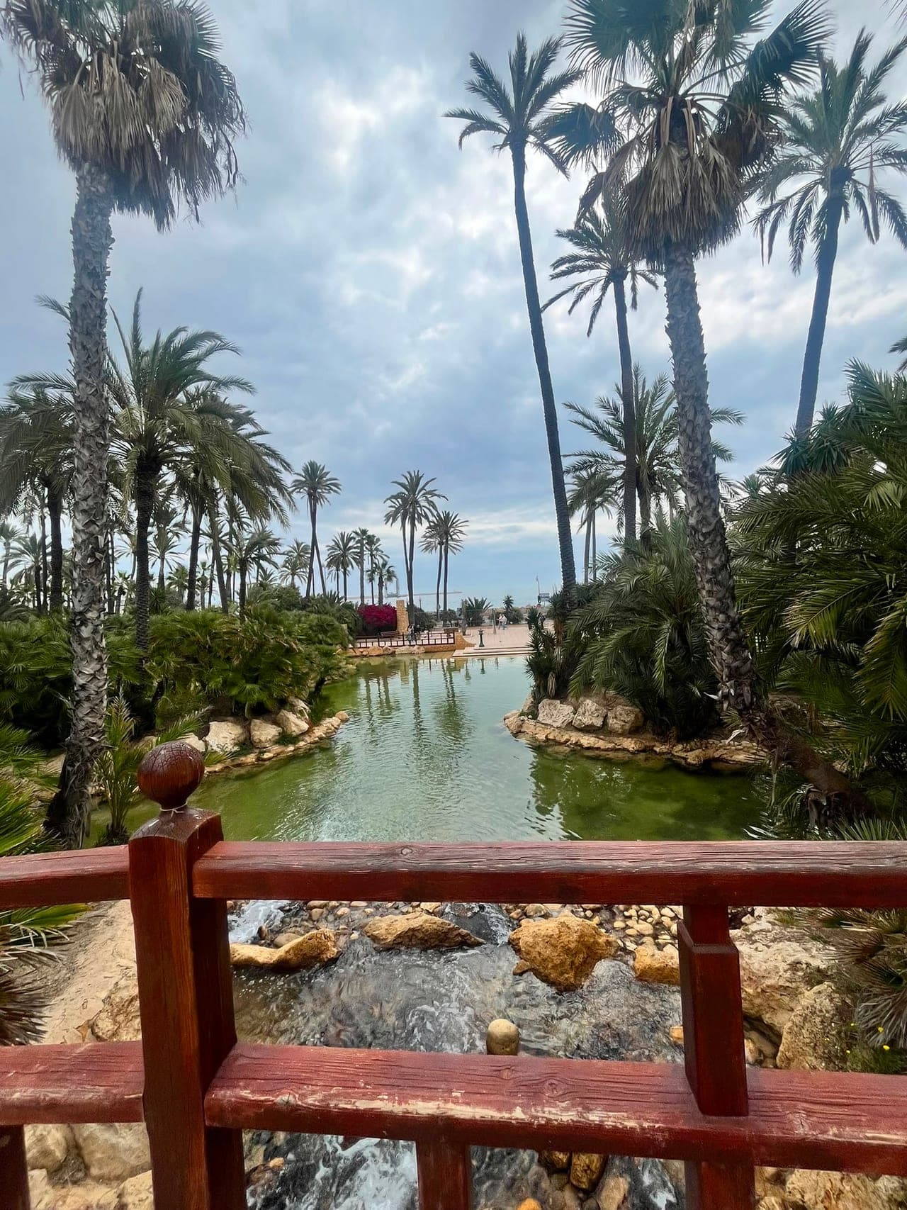 Palmová zahrada resortu s lagunou